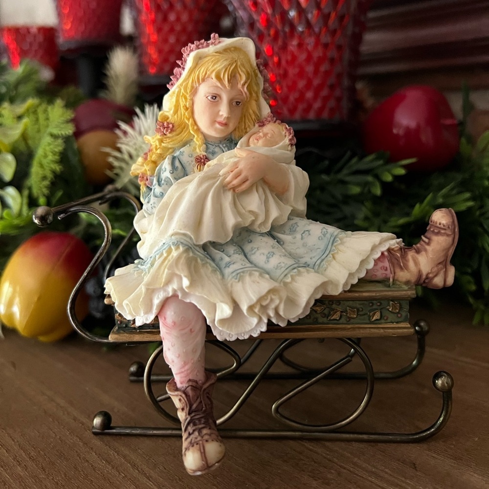 Rare Vintage 1971 Sleigh
Porcelain Mother holding Baby